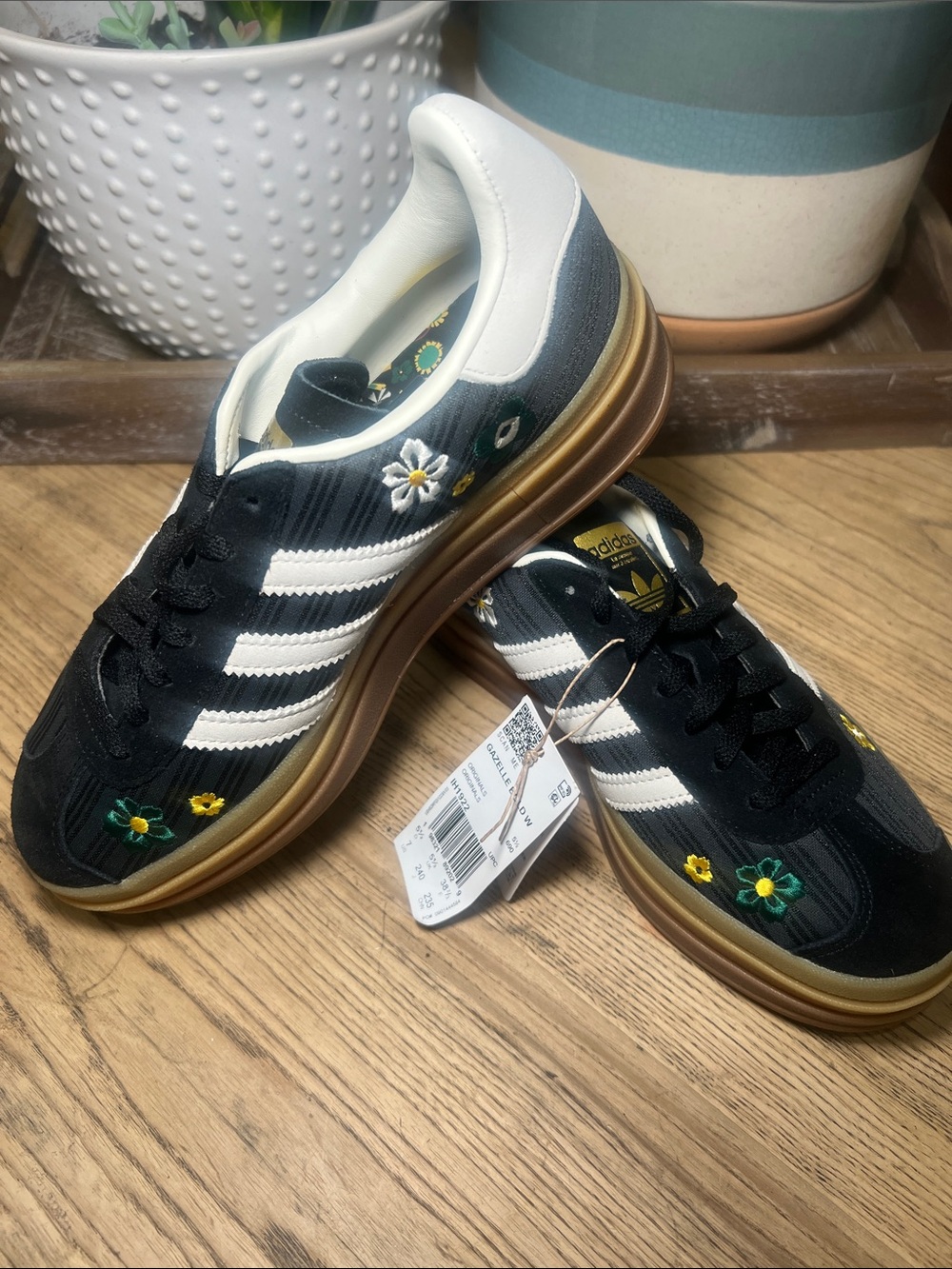 Adidas NWT Women’s 7 to 7.5 Black Floral Embroidered Sneakers Gum Sole Platform